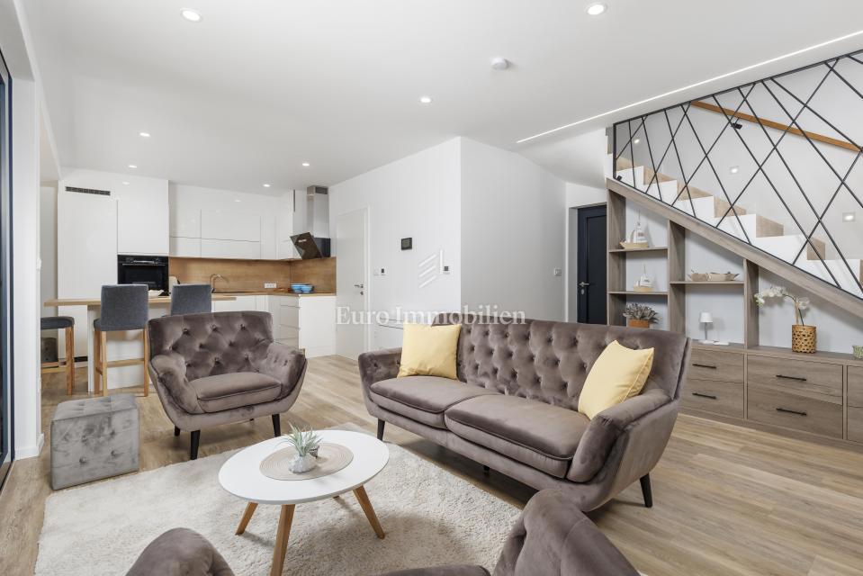 Moderna hiša Jadranovo v bližini morja