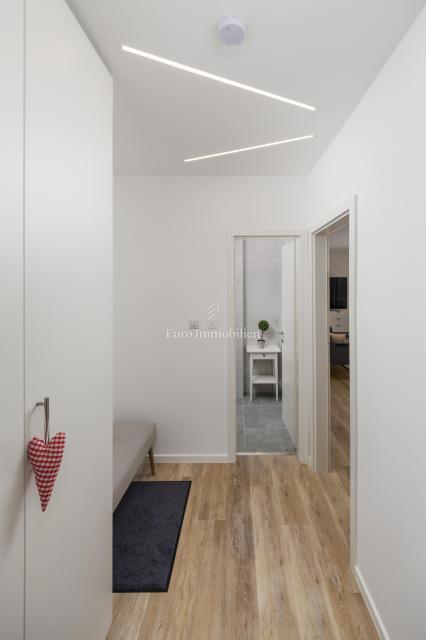 Moderna hiša Jadranovo v bližini morja