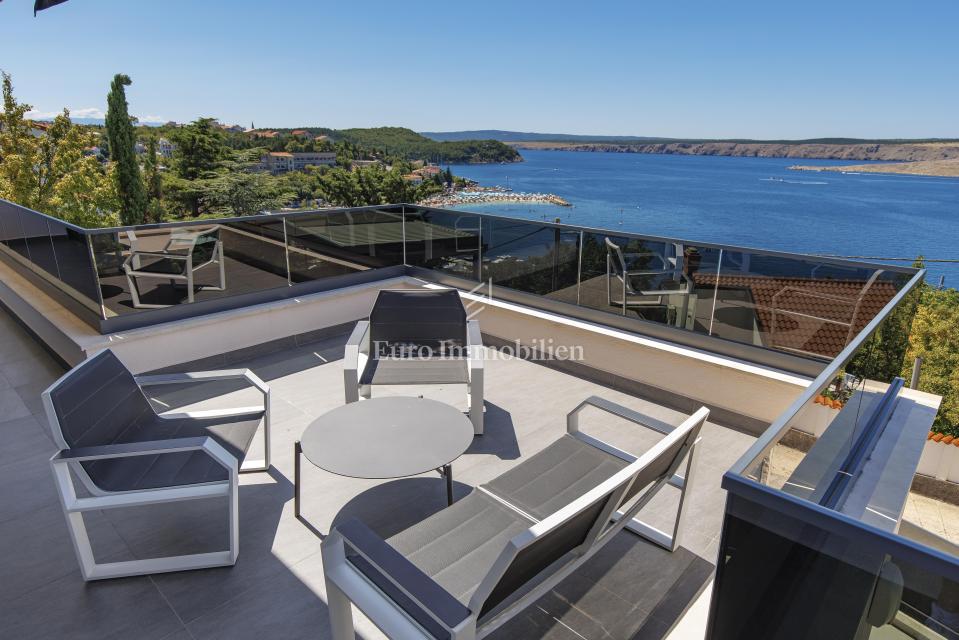 Moderna hiša Jadranovo v bližini morja