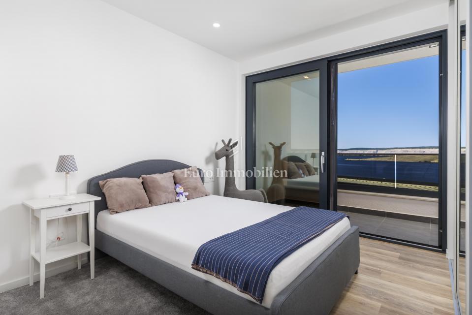 Moderna hiša Jadranovo v bližini morja