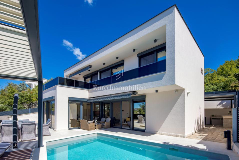 Moderna hiša Jadranovo v bližini morja