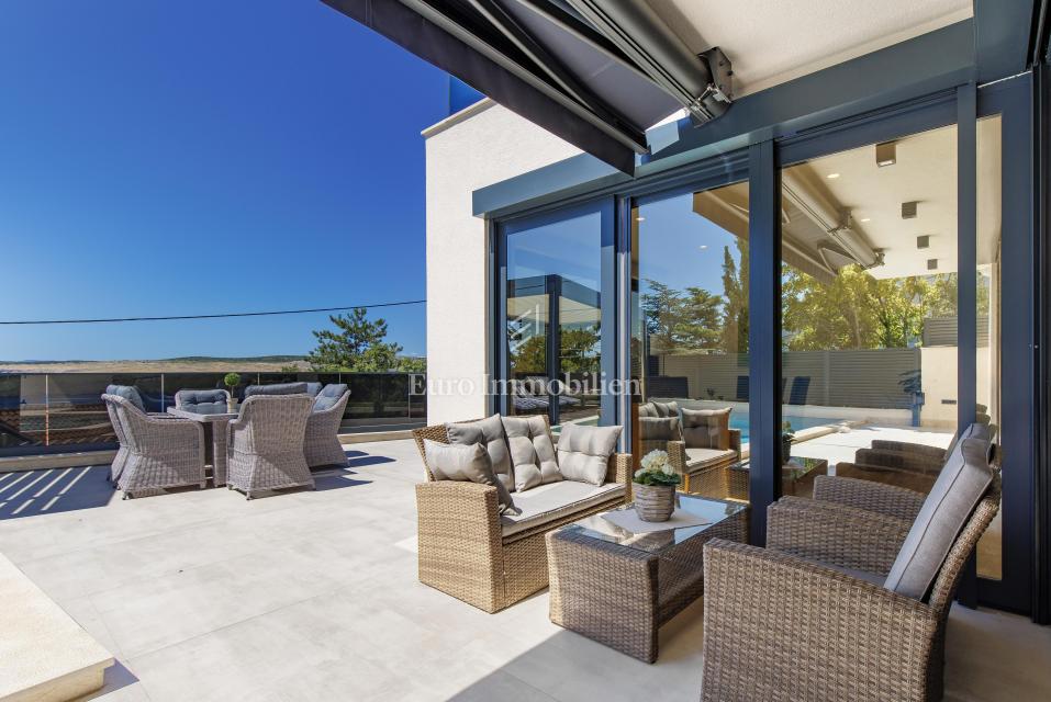 Moderna hiša Jadranovo v bližini morja