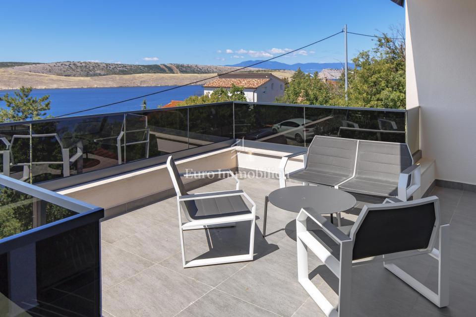 Moderna hiša Jadranovo v bližini morja