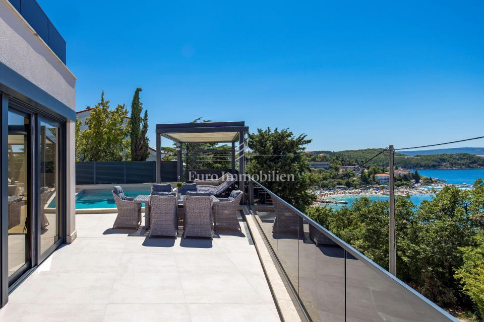 Moderna hiša Jadranovo v bližini morja