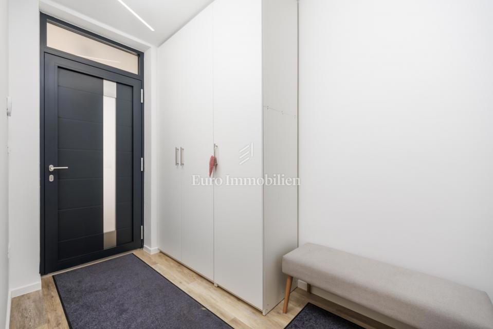 Moderna hiša Jadranovo v bližini morja