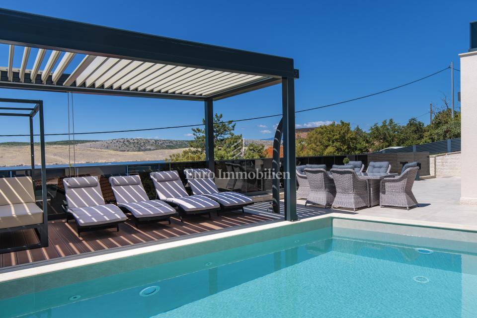 Moderna hiša Jadranovo v bližini morja