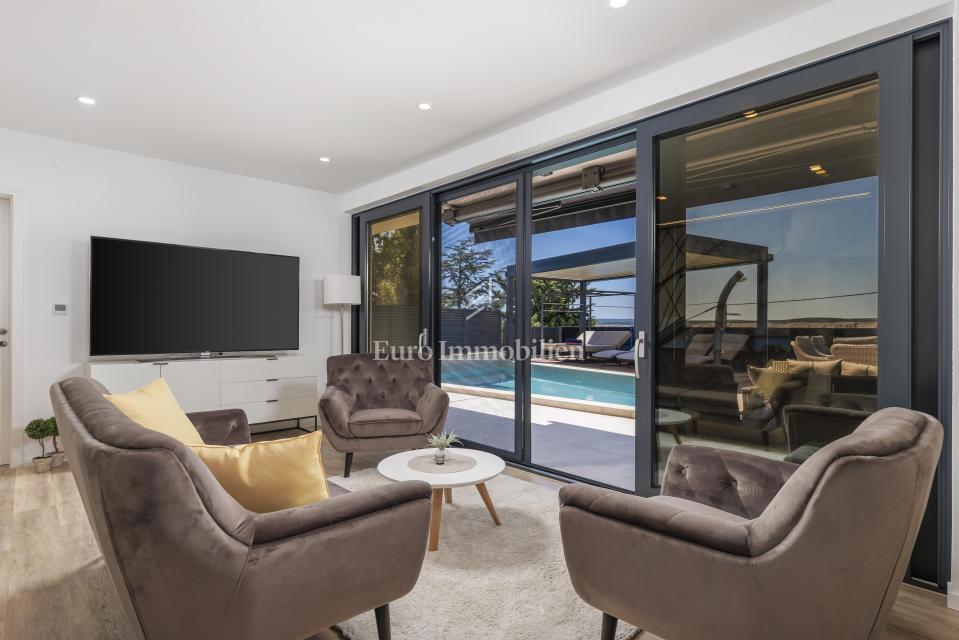 Moderna hiša Jadranovo v bližini morja