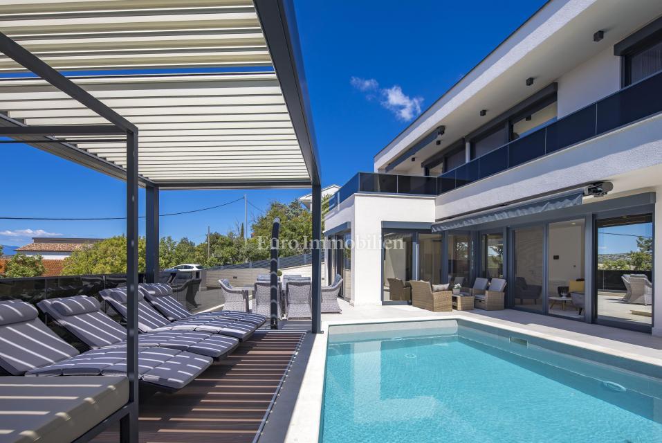 Moderna hiša Jadranovo v bližini morja