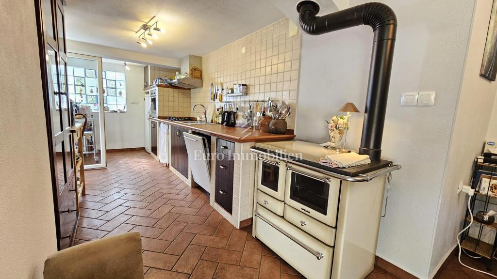 Večetažna hiša v prvi vrsti ob morju