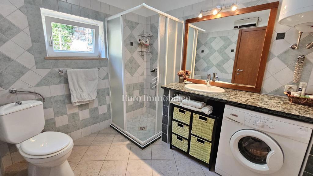 Večetažna hiša v prvi vrsti ob morju