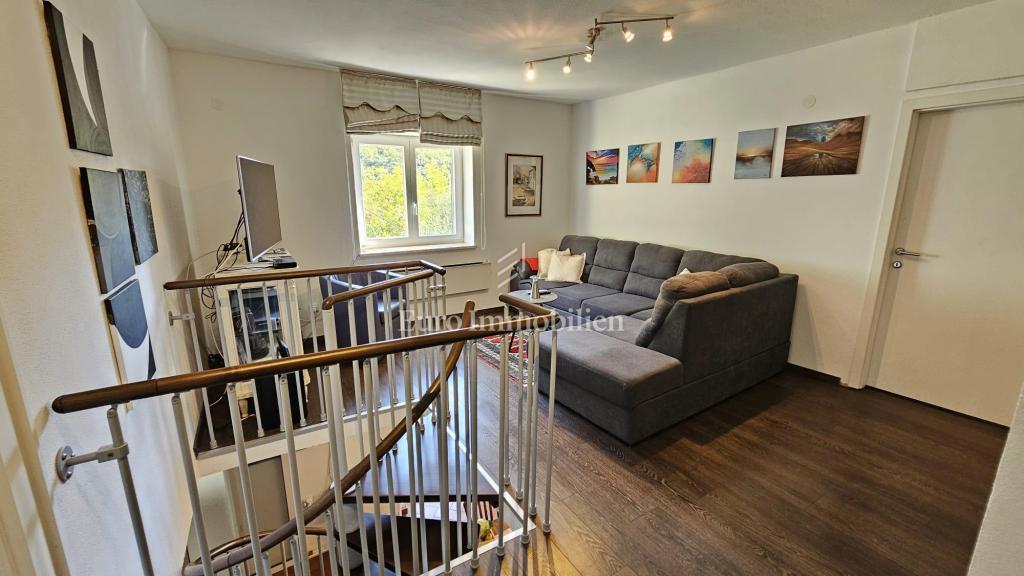 Večetažna hiša v prvi vrsti ob morju