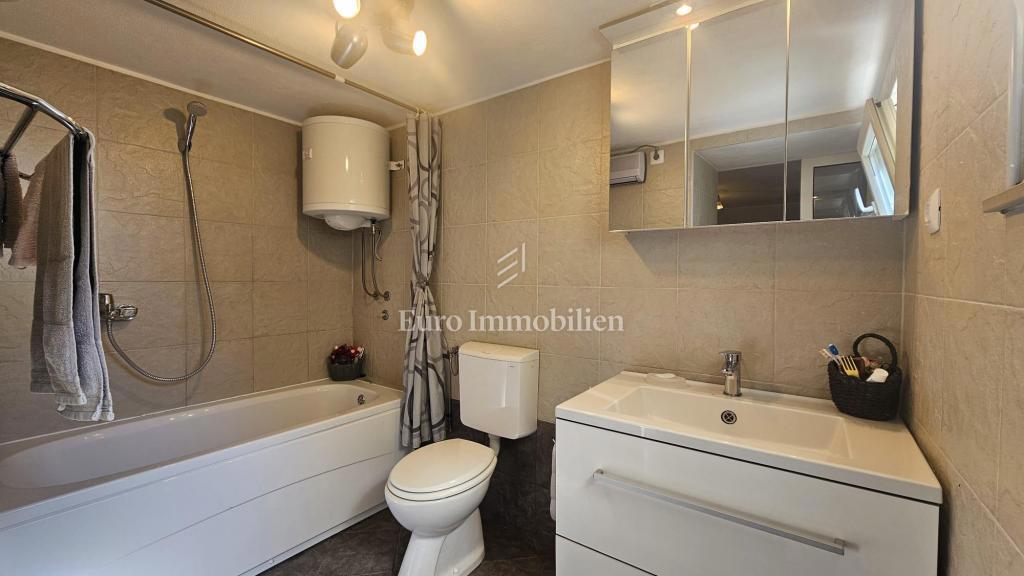 Večetažna hiša v prvi vrsti ob morju