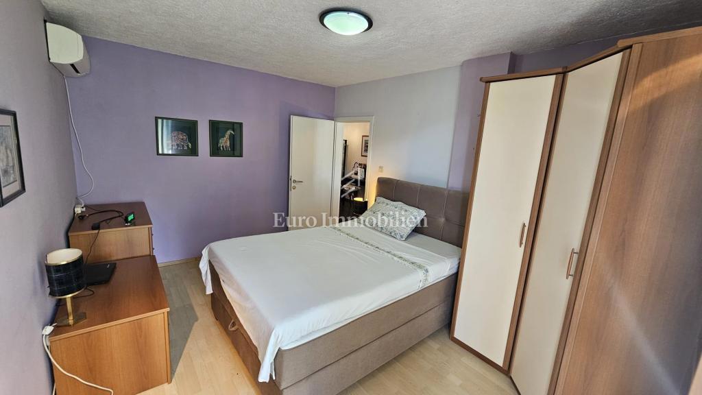 Večetažna hiša v prvi vrsti ob morju