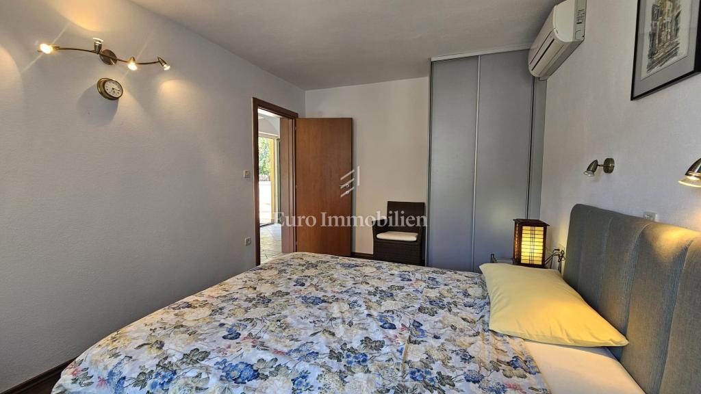 Večetažna hiša v prvi vrsti ob morju