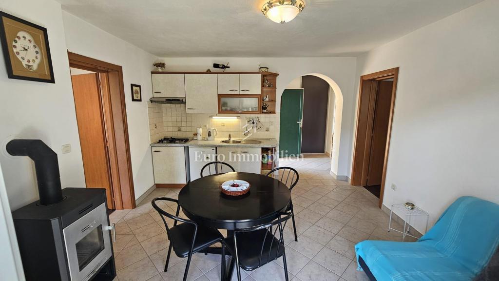 Večetažna hiša v prvi vrsti ob morju