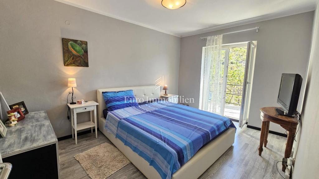 Večetažna hiša v prvi vrsti ob morju