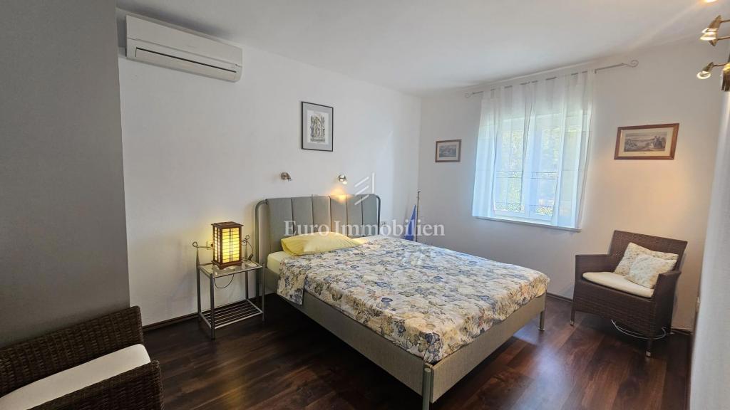 Večetažna hiša v prvi vrsti ob morju