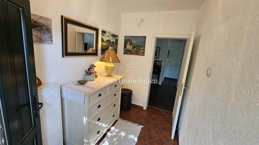 Večetažna hiša v prvi vrsti ob morju