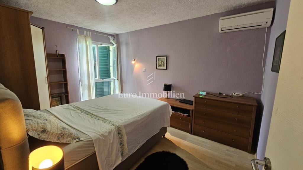 Večetažna hiša v prvi vrsti ob morju