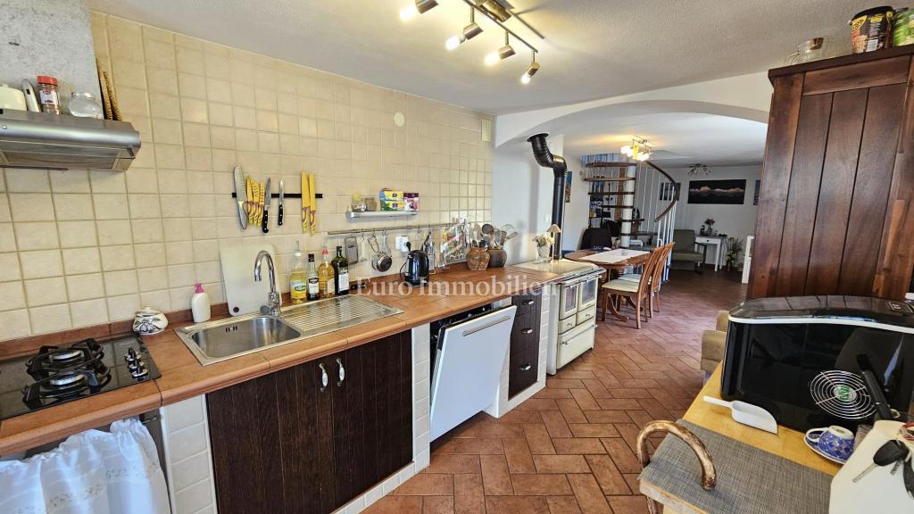 Večetažna hiša v prvi vrsti ob morju