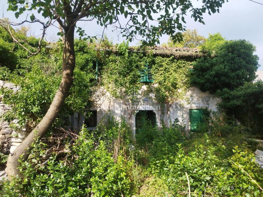 Kamnita ruševina blizu plaže v Jadranovu