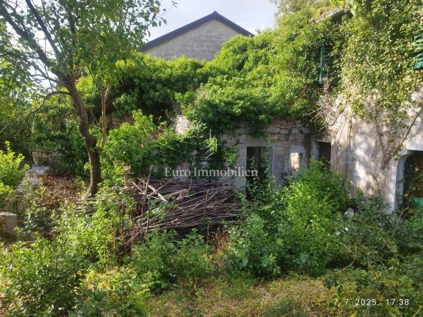 Kamnita ruševina blizu plaže v Jadranovu