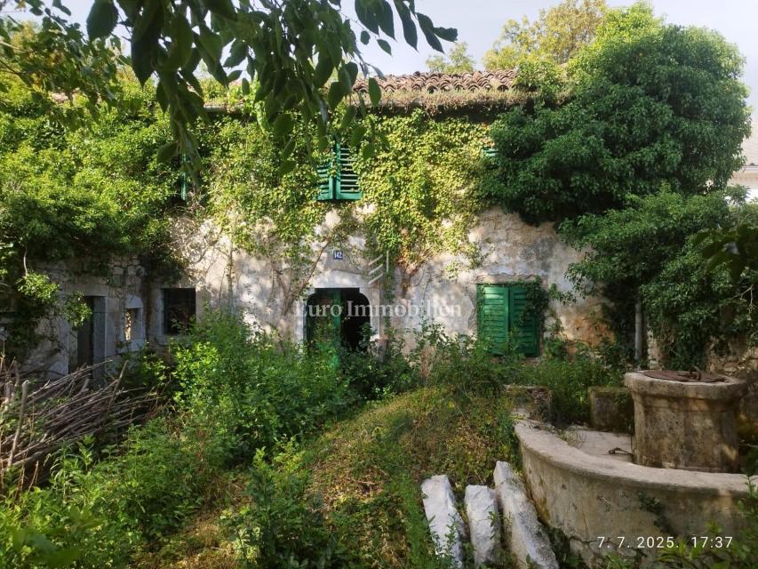 Kamnita ruševina blizu plaže v Jadranovu