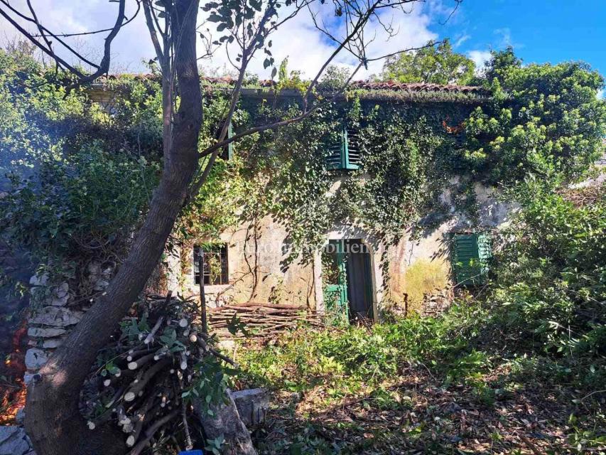 Kamnita ruševina blizu plaže v Jadranovu