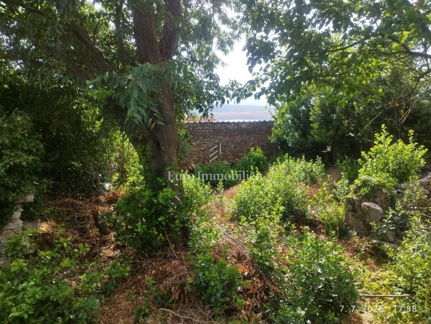 Kamnita ruševina blizu plaže v Jadranovu