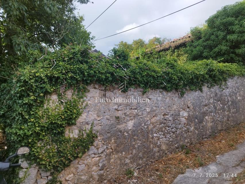 Kamnita ruševina blizu plaže v Jadranovu