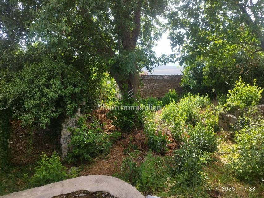 Kamnita ruševina blizu plaže v Jadranovu