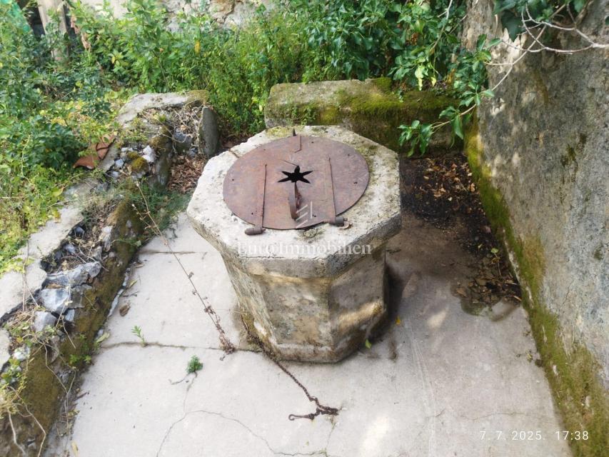 Kamnita ruševina blizu plaže v Jadranovu