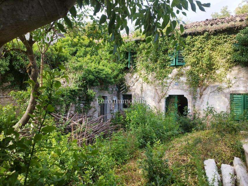 Kamnita ruševina blizu plaže v Jadranovu