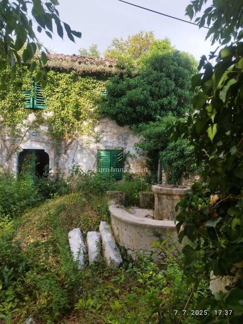 Kamnita ruševina blizu plaže v Jadranovu