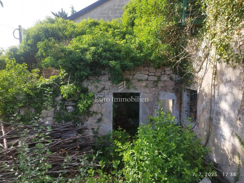 Kamnita ruševina blizu plaže v Jadranovu