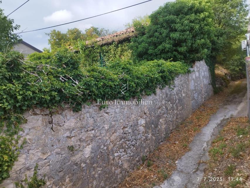 Kamnita ruševina blizu plaže v Jadranovu