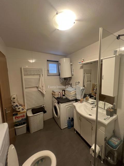 Opremljena hiša 400 m od morja