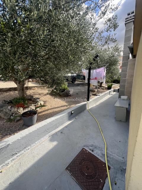 Opremljena hiša 400 m od morja