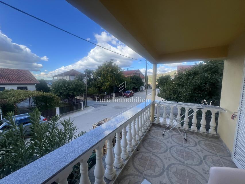 Opremljena hiša 400 m od morja