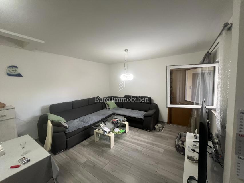 Opremljena hiša 400 m od morja