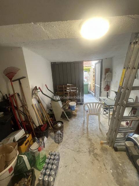 Opremljena hiša 400 m od morja