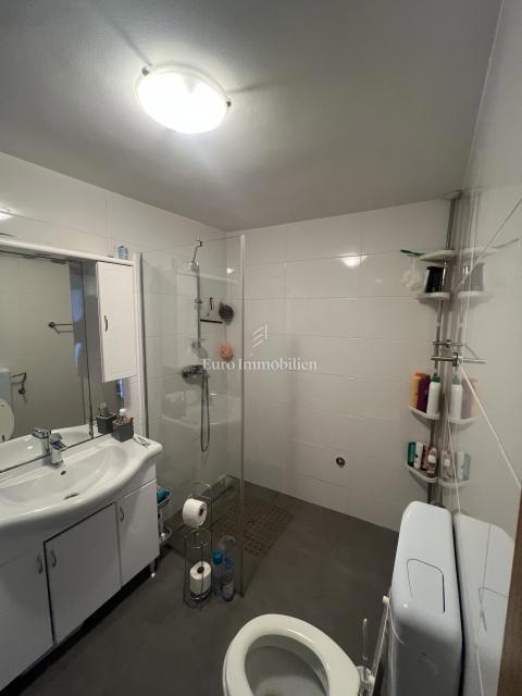 Opremljena hiša 400 m od morja