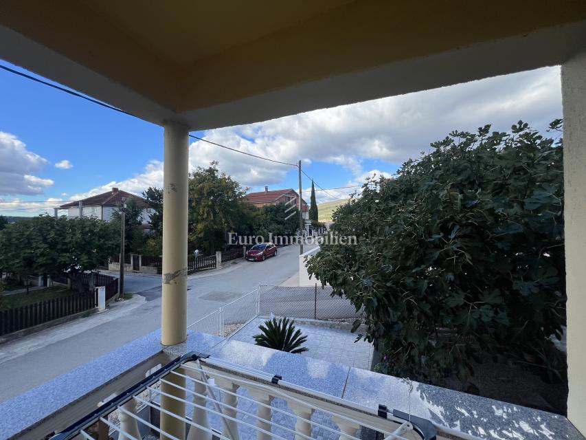 Opremljena hiša 400 m od morja