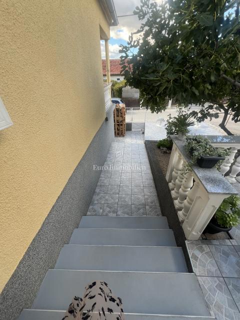 Opremljena hiša 400 m od morja