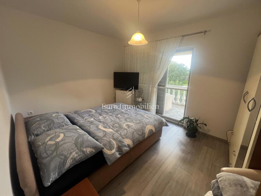 Opremljena hiša 400 m od morja