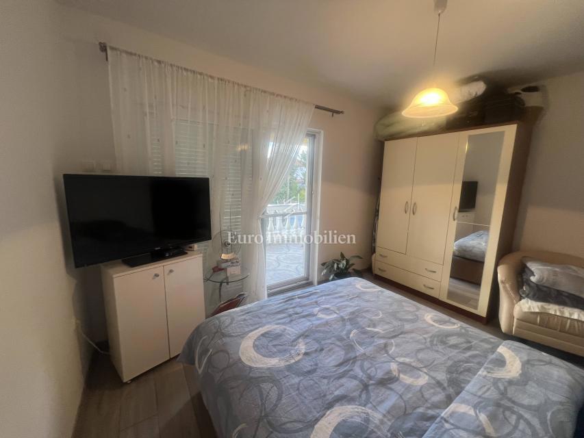 Opremljena hiša 400 m od morja