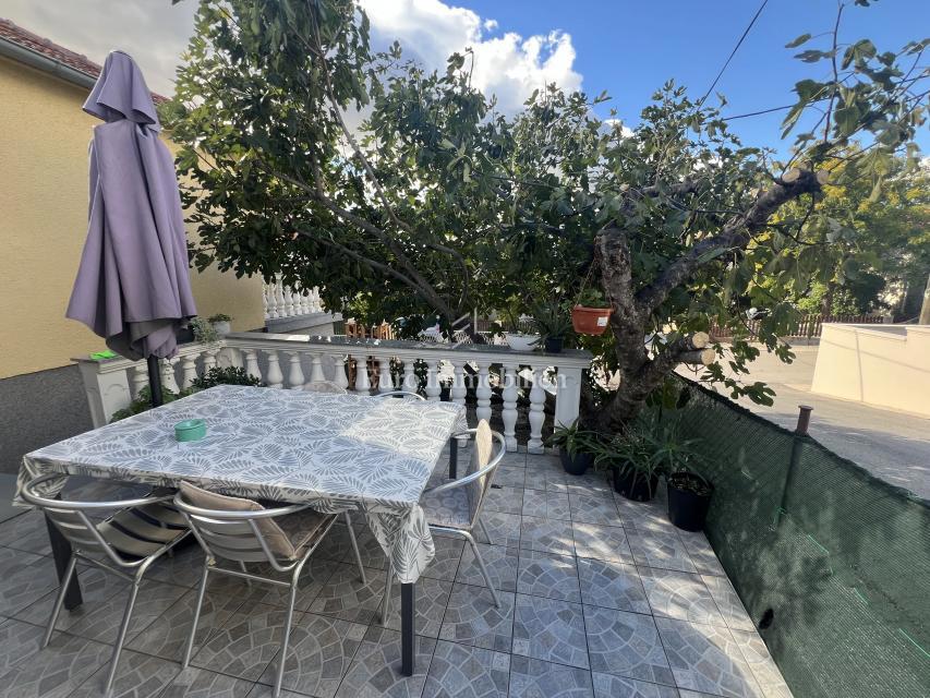 Opremljena hiša 400 m od morja