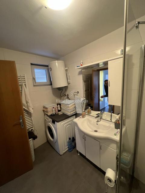 Opremljena hiša 400 m od morja