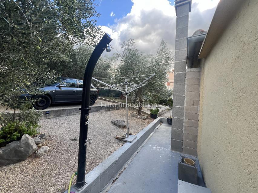 Opremljena hiša 400 m od morja