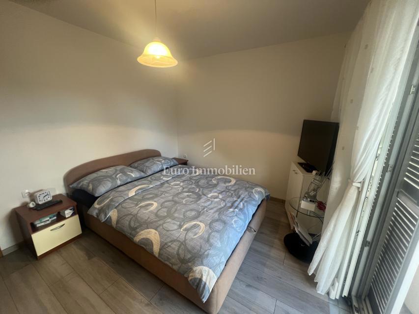 Opremljena hiša 400 m od morja